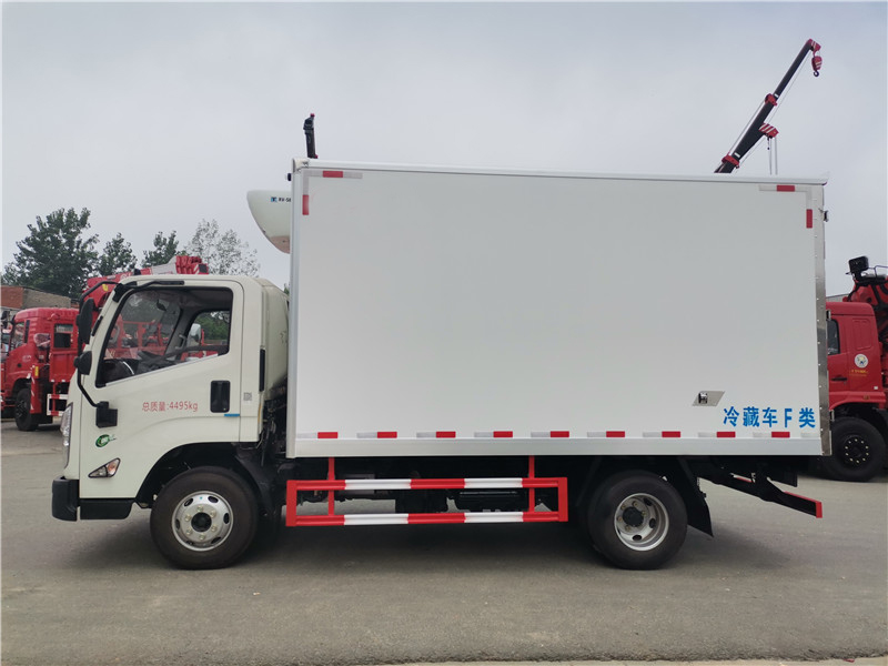 國(guó)六 江鈴凱運(yùn)4.2米肉鉤冷藏車(chē)