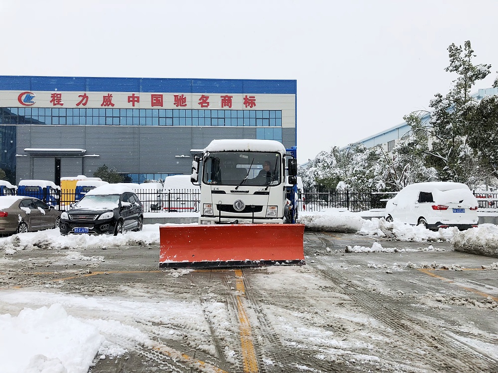 東風T3擺臂垃圾車帶推雪鏟設備
